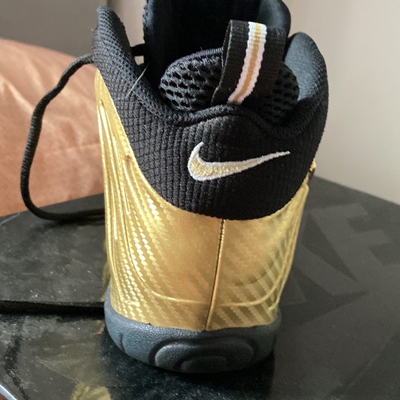 Gold and black Nike sneakers, easy to maintain and comfortable. - Picture 3 of 4